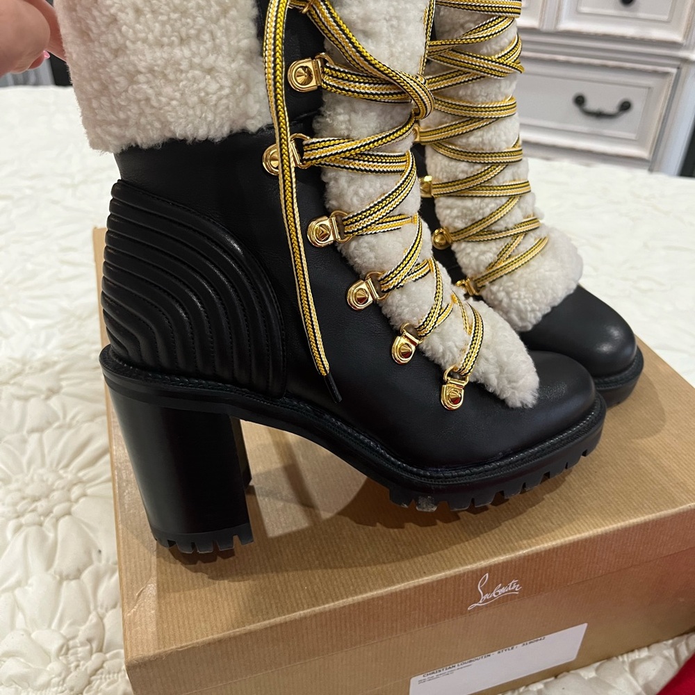 Women's Black and Cream Shearling Lace-Up Boots”Yetita”